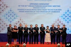 东盟国家外长在柬埔寨金边参加第55届东盟外长会议的开幕式。（2022年8月3日）