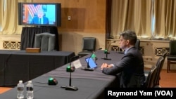 美國國會及行政當局中國委員會資深成員、來自新澤西州的共和黨聯邦眾議員史密斯7月12日透過視頻參與聽證會，曾被香港當局控告襲警罪而入獄的美籍律師貝克特出席作證。（美國之音任敬揚攝）