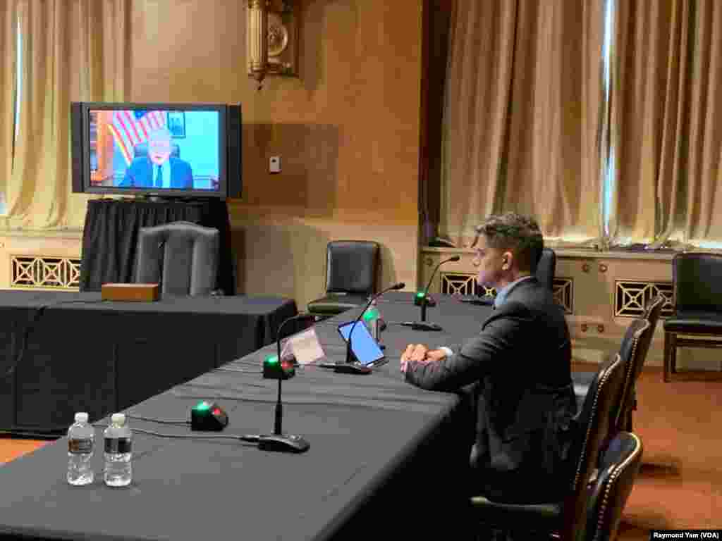 美國國會及行政當局中國委員會的資深成員，來自新澤西州的衆議員史密斯(Rep Chris Smith)透過視像現場發言，在證人席的是曾經被香港當局控告襲警罪而入獄的美國律師繆爾·菲利普·比克特（Samuel Bickett）。(攝影：美國之音任敬揚）