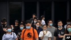 有“中国夏威夷”之称的海南三亚在报告周五发现263例阳性感染后，当局周六下令取消所有航班和火车，暂停城市公共交通，限制人员流动，进入“临时性全域静态管理”的封城状态。