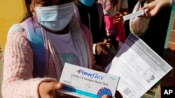 2022年2月11日，美國加利福尼亞州薩克拉門托哈克尼斯小學向學生髮放新冠病毒家庭測試包。 (美聯社照片)