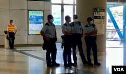 7-21事件3周年，警方在事发地点元朗西铁站派驻大批军装警员，禁止市民聚集 (美国之音/汤惠芸）