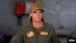 艾米·鲍恩施密特（Amy Bauernschmidt），“亚伯拉罕·林肯”号（USS Abraham Lincoln，CVN-72））首位女舰长， 美国之音刘恩民摄。