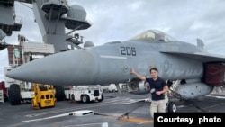 台湾TVBS新闻部军事记者在“环太军演”采访间隙。（照片顾上钧本人提供）