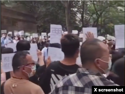 2022年7月14日，中国西安烂尾楼业主在银监局门口抗议。（推特视频截图）