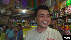 十多年前到霍尼亞拉開店的廣東江門人胡榮富 （美國之音記者莉雅、久島拍攝）