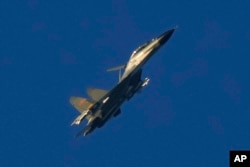 2022年8月5日，一架中國J-11軍用戰鬥機飛越台灣海峽附近的福建省平潭。