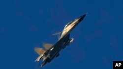 8月5日，在福建省平潭，一架歼-11军用战斗机在平潭附近的台湾海峡上空飞行。平潭是中国大陆离台湾岛最近的陆地。