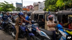 斯里蘭卡科倫坡，斯里蘭卡人在一個加油站排隊等候購買汽油（2022年7月17日）。