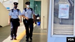 香港男團Mirror 紅館演唱會，7月28日第四場發生大型LED屏幕下墮傷人事故後，警方重案進行調查，8月1日下午有軍裝警員在紅館外巡邏。(美國之音湯惠芸)