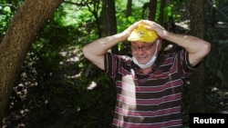 香港天主教神父甘浩望（Franco Mella）在香港石壁監獄外開始舉行為期三天的絕食抗議。（2022年7月14日）