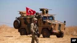 資料照片：美國軍人和土耳其軍人在敘利亞與土耳其邊境的安全區進行首次聯合地面巡邏(2019年9月8日）