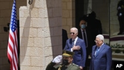 拜登總統7月15日與巴勒斯坦領導人阿巴斯在西岸一個歡迎儀式上。（美聯社）
