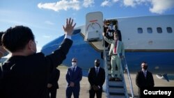 台灣外交部長吳釗燮2022年8月3日與結束訪台的佩洛西一行揮手告別。（台灣外交部照片）