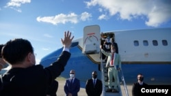 台灣外交部長吳釗燮2022年8月3日與結束訪台的佩洛西一行揮手告別。（台灣外交部照片）