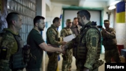 烏克蘭總統澤連斯基在烏軍陣地向烏克蘭軍人頒發勳章。 (2022年6月5日)