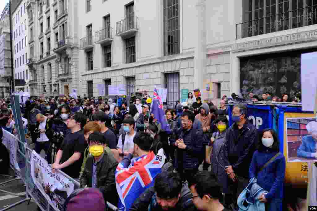 示威者站滿了中國駐英大使館對面街道的英國皇家建築師學會(Royal Institute of British Architects)大樓外的行人道。（美國之音鄭樂捷）