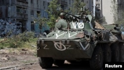 親俄武裝的裝甲車行駛在烏克蘭盧甘斯克州城鎮波帕斯納亞的街頭。(2022年6月2日)
