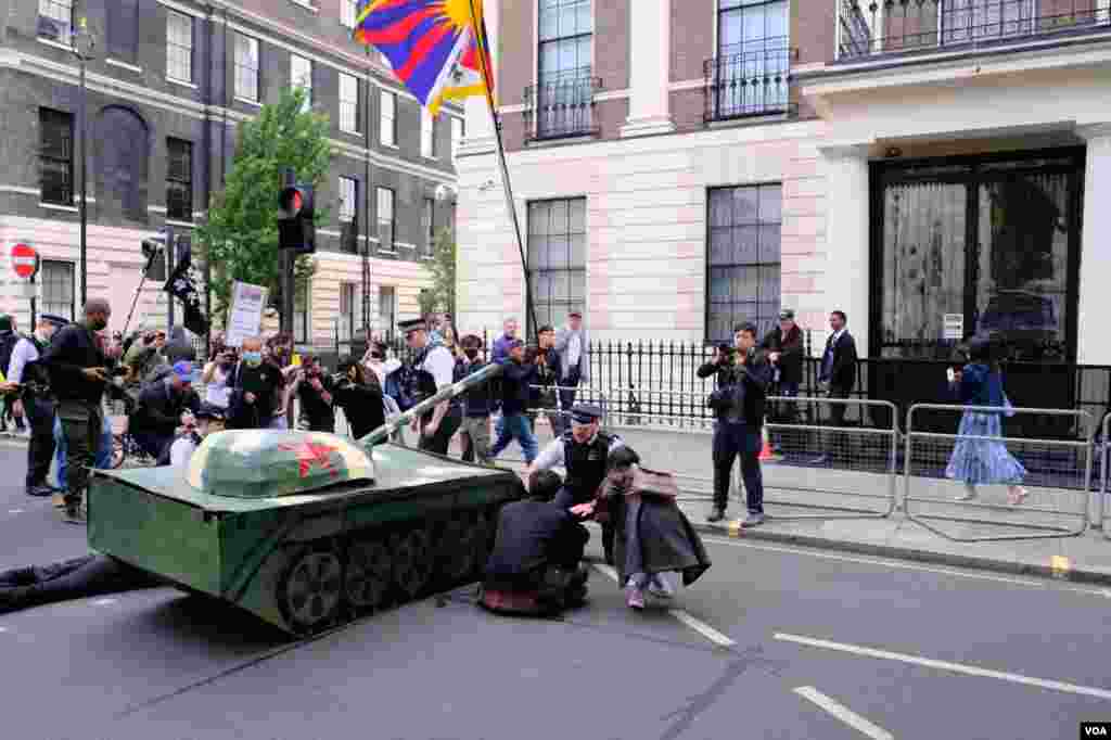 示威者把紙紮坦克擺在中國駐英大使館外，並且把紙紮坦克的砲口指向大使館。（美國之音鄭樂捷）