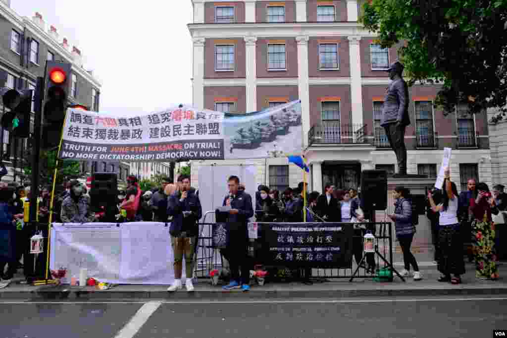 示威者在中國大使館外的波特蘭廣場大街（Portland Place）中間的行人島上為六四死難者架設臨時祭台。（美國之音鄭樂捷）