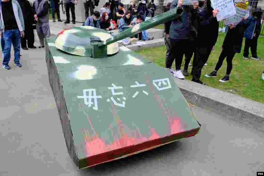 2022年6月4日在倫敦舉行的六四事件紀念集會上，示威者帶來紙紮的坦克示威（美國之音/鄭樂捷）