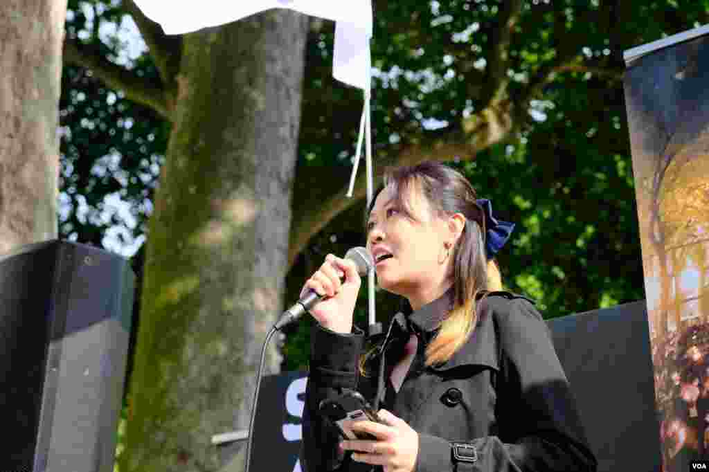 2022年6月4日在倫敦唐寧街10號首相府外舉行的六四事件紀念集會上，前香港黃大仙區議會議員劉珈汶上台發言。（美國之音/鄭樂捷）