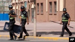 新疆伽師縣街頭巡邏的警察 （資料照片）