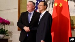 10月8日美國國務卿蓬佩奧(左)訪北京與中共政治局委員、中共中央外事工作委員會辦公室主任楊潔篪(右)資料照。