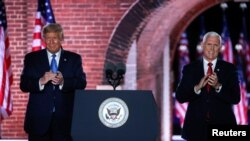 美國副總統邁克·彭斯(Mike Pence)和美國總統唐納德·特朗普(Donald Trump)一起上台，此前他在2020年共和黨全國代表大會上發表了接受2020年共和黨副總統候選人提名的演講。 （2020年8月26日）
