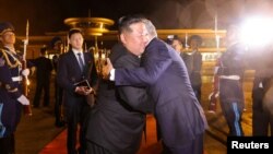 ຜູ້ນໍາເກົາຫຼີເໜືອ ທ່ານ ກິມ ຈົງ ອຶນ ພົບກັບລັດຖະມົນຕີສະພາຄວາມໝັ້ນຄົງຂອງ ຣັດເຊຍ ທ່ານ ເຊີເກ ຊອຍກູ, ໃນພາບທີ່ໄດ້ຮັບການເຜີຍແຜ່ໂດຍອົງການຂ່າວ KCNA ຂອງເກົາຫຼີເໜືອ, ວັນທີ 14 ກັນຍາ 2024.