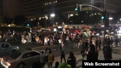 维州暴力事件后，洛城市政府前的示威（网路截图）