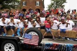 資料照：美國維吉尼亞州一個小鎮的孩子們參加慶祝美國獨立日的街頭活動。 （2015年7月4日）