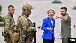 資料照片：烏克蘭總統澤連斯基與歐盟委員會主席馮德萊恩在基輔會談並舉行記者會後交談。 (2022年9月15日)