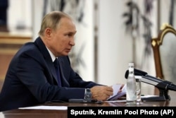 俄罗斯总统普京在乌兹别克斯坦撒马尔罕参加上海合作组织峰会期间与中国领导人习近平举行会谈时讲话。（2022年9月15日）