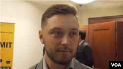 立陶宛議員馬里烏斯·瑪蒂約薩伊蒂斯在"對華政策跨國議會聯盟”年度峰會時接受美國之音採訪。(2022年9月13日)