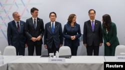 圖為在泰國巴厘出席APEC峰會的美國盟國領導人在會議期間就北韓又一次試射洲際彈道導彈事件舉行緊急磋商。從左至右：澳大利亞總理阿爾巴尼斯（Anthony Albanese）、加拿大總理杜魯多（Justin Trudeau）、日本首相岸田文雄（Fumio Kishida）、美國副總統賀錦麗（Kamala Harris）、南韓總理韓德洙（Han Duck-soo）以及新西蘭總理阿德恩（Jacinda Kate Laurell Ardern）。