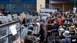 2022年11月18日APEC在曼谷舉辦期間示威者與防暴警察對峙。