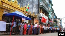 2015年缅甸大选，仰光民众踊跃投票。昂山素季的民盟取得了压倒性胜利。（2015年11月8日，美国之音朱诺拍摄）