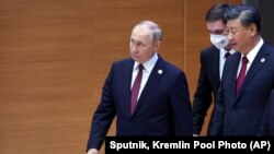 中國領導人習近平與俄羅斯總統普京在烏茲別克斯坦撒馬爾罕出席上海合作組織首腦會議期間並肩而行。（2022年9月16日）