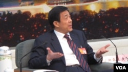 薄熙来垮台前在北京两会期间面对媒体为自己和家人辩护(美国之音张楠拍摄)