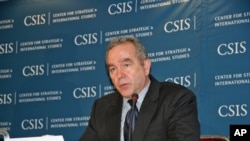 美國國務院東亞事務助理國務卿坎貝爾(圖)對美國是否售台F-16戰機﹐限期逼近﹐口風仍緊。