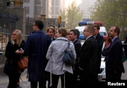 2014年4月8日，当中国人权律师丁家喜在北京市海淀区法院受审的时候，外国外交官站在法院外面。