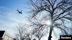 一架配备雷达高度表的西南航空公司客机在离地面500英尺高度飞行，准备在纽约拉瓜迪亚机场着陆。(2022年1月6日)