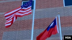 美國星條旗與台灣青天白日滿地紅旗幟在空中飄揚(美國之音鍾辰芳拍攝)