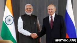 资料照片：印度总理莫迪与俄罗斯总统普京在乌兹别克斯坦撒马尔罕出席上海合作组织首脑会议期间举行会谈。（2022年9月16日）