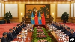 2019年9月11日，哈薩克斯坦總統托卡耶夫（右四）在北京人民大會堂與中國國家主席習近平會談。（美聯社照片）