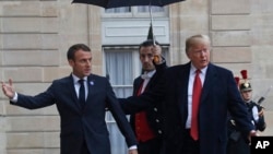 美国总统特朗普在抵达巴黎爱丽舍宫时受到法国总统马克龙的欢迎。（2018年11月10日）