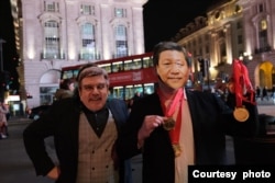 饰演国际奥林匹克委员会主席巴赫（Thomas Bach）的示威者向“习近平”颁发侵犯人权金牌 （摄影：Natural Ngan)