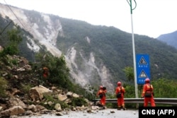 中国救援人员在四川泸定地震灾区救援灾民时道路被山体坍塌堵塞。（2022年9月6日）