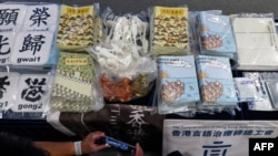 資料照片：2021年7月22日，在香港警方的新聞發布會上，媒體成員拍攝證據，包括試圖解釋香港民主運動的兒童書籍。此前，五人因出版這些書籍而被控煽動叛亂。